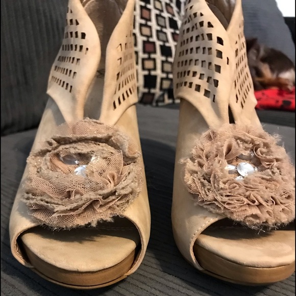 Womens New BKE Sole heals size 7.5 (it says 8 but it’s not) - Picture 2 of 6